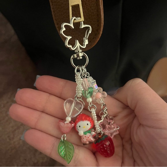 Hello Kitty Strawberry Keychain - Picture 2 of 3